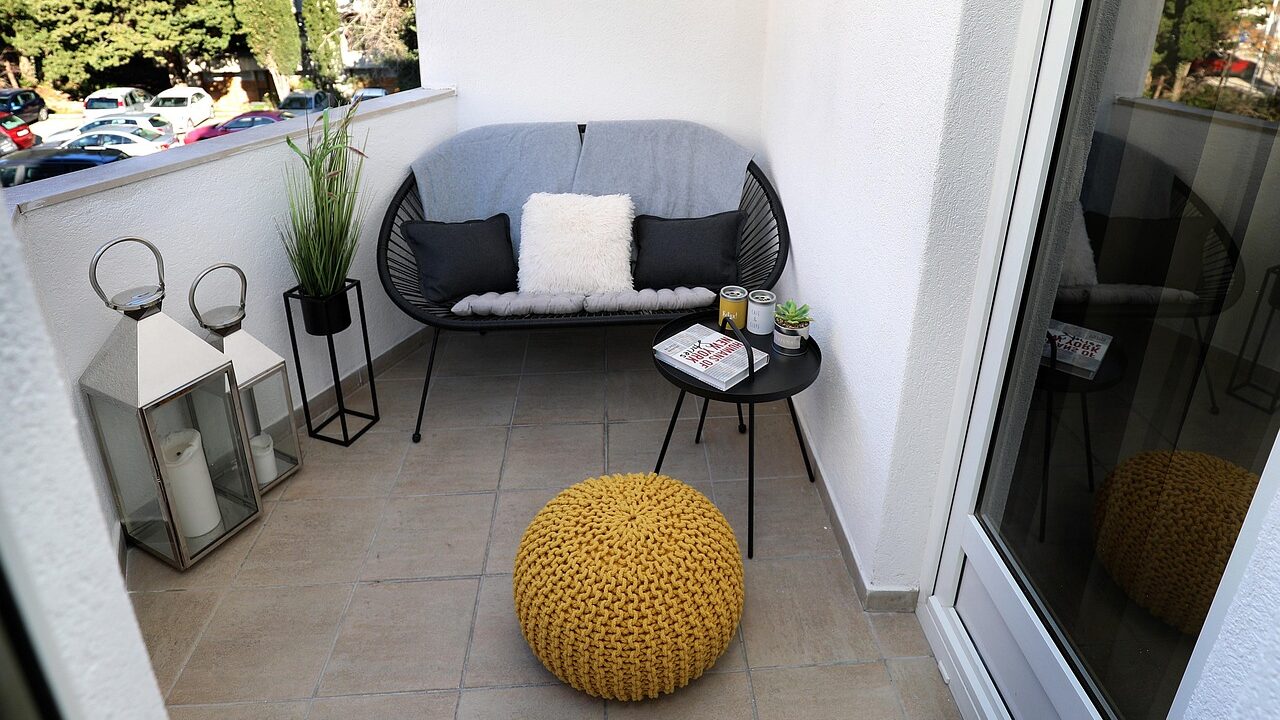 balcony-4990666_1280